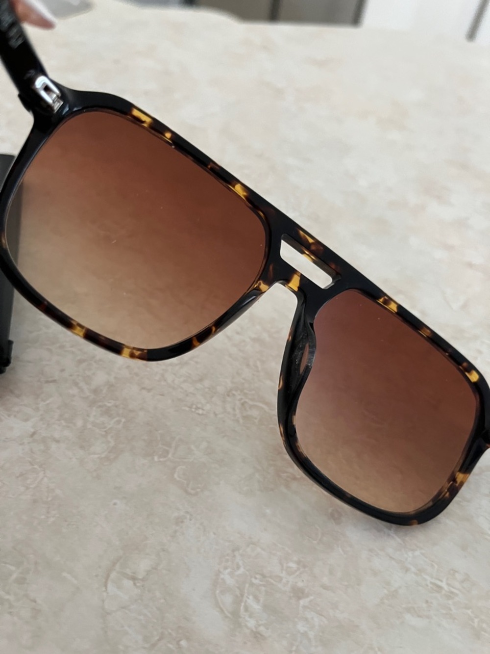 Quay Australia Tortoise Shell Sunglasses with Brown Gradient Lenses like new - Picture 7 of 9